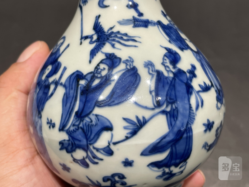 明万历 青花八仙人物纹盘口瓶 - 图10